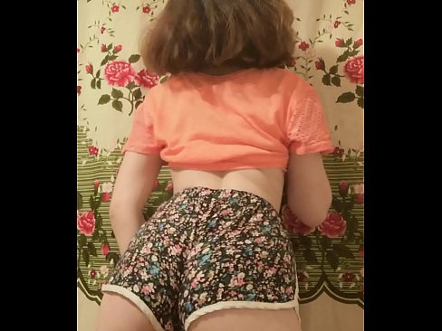 ❤️ セクシーな若いベイブがカメラでショーツを脱ぐ ロシアポルノ ❌️❤