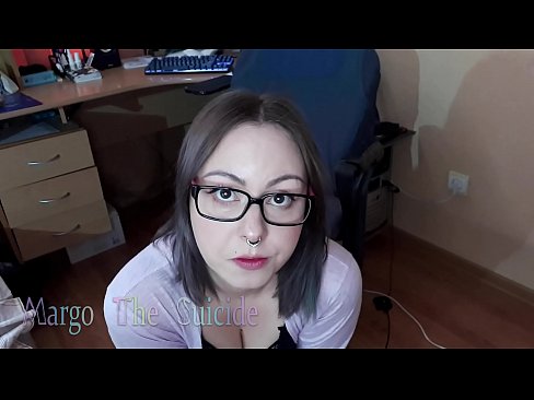 ❤️ 眼鏡をかけたセクシーな少女がカメラに向かってディルドを深くしゃぶる ロシアポルノ ❌️❤