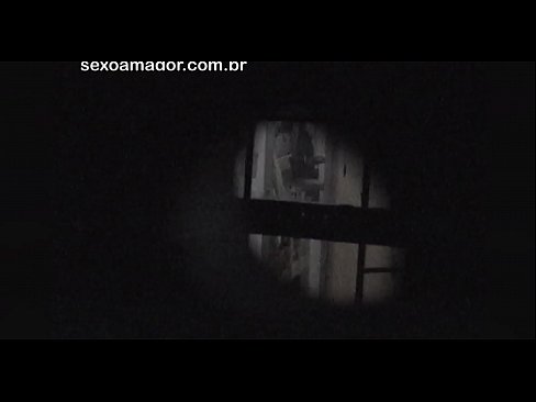 ❤️ ブロンドが空洞のレンガの後ろに隠れた近所の盗撮犯に密かにビデオ撮影される ロシアポルノ ❌️❤