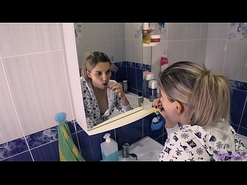 ❤️ パジャマ姿の若妻がアナルにザーメンを入れて終了するハック - レティ ブラック ロシアポルノ ❌️❤