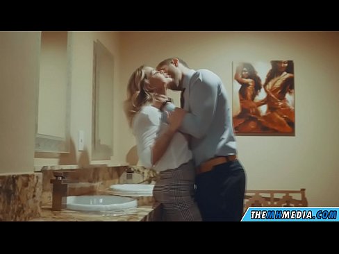 ❤️ 公衆トイレで巨乳金髪美女に誘惑されたら ロシアポルノ ❌️❤